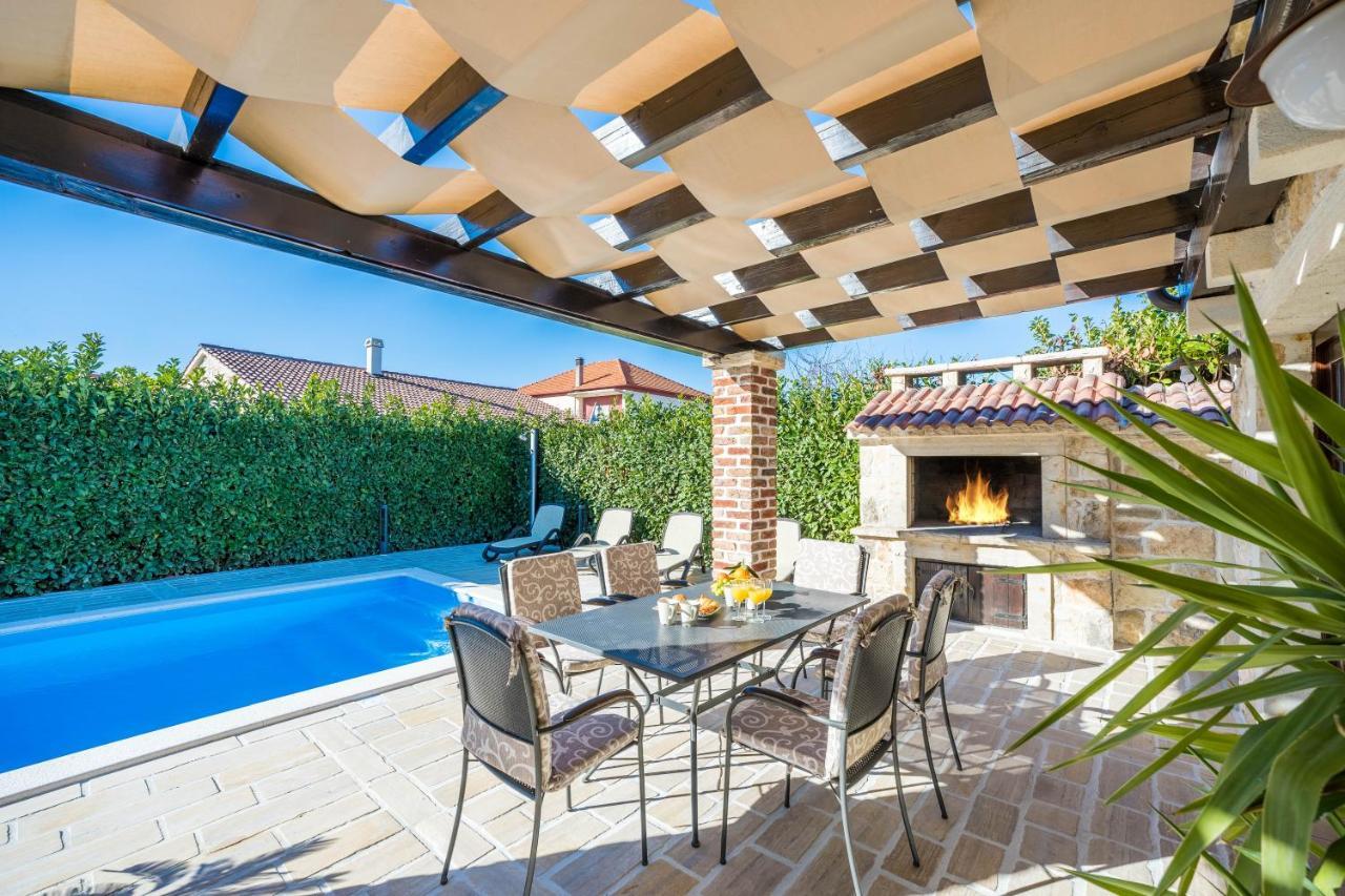 Holiday Home Sandra Sukosan Luaran gambar
