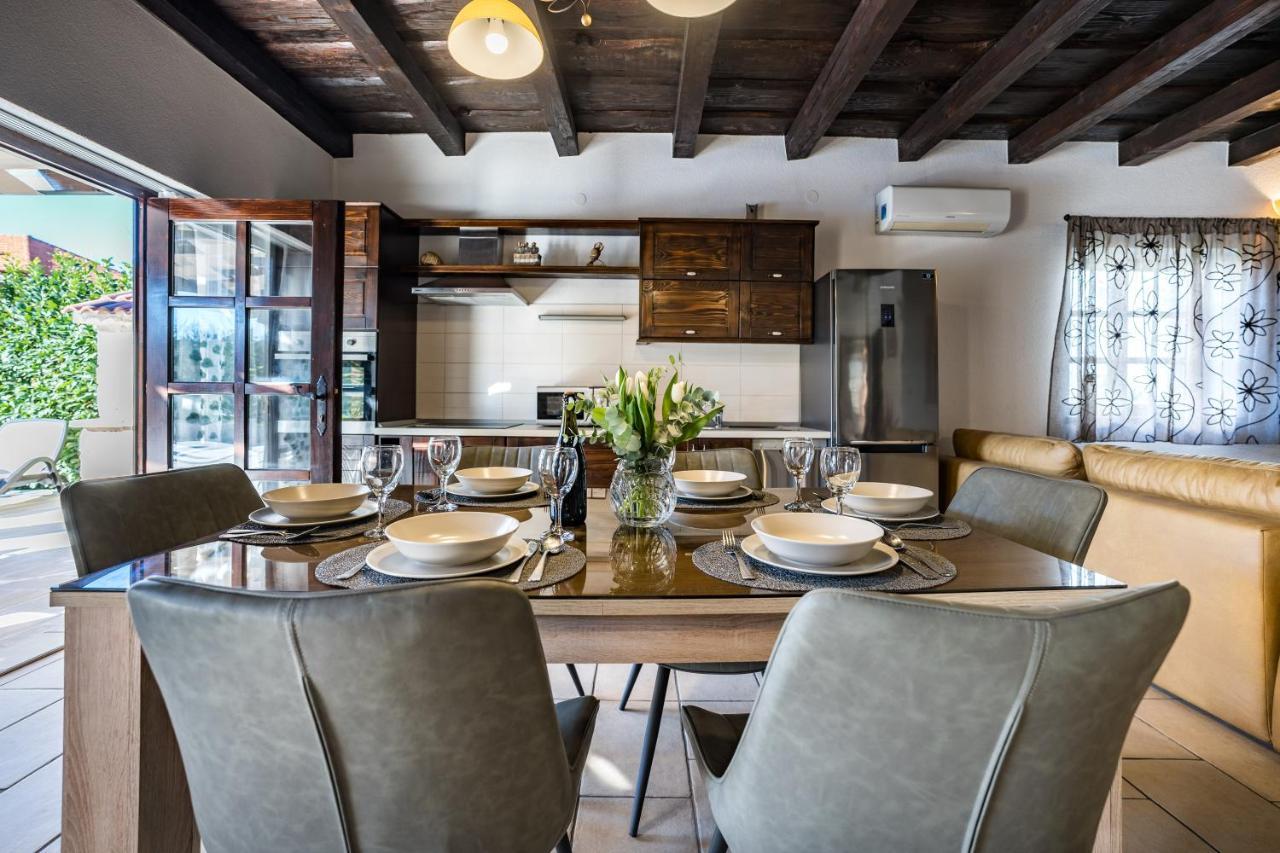 Holiday Home Sandra Sukosan Luaran gambar