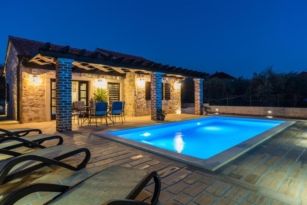 Holiday Home Sandra Sukosan Luaran gambar