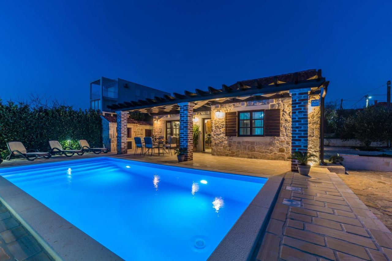 Holiday Home Sandra Sukosan Luaran gambar