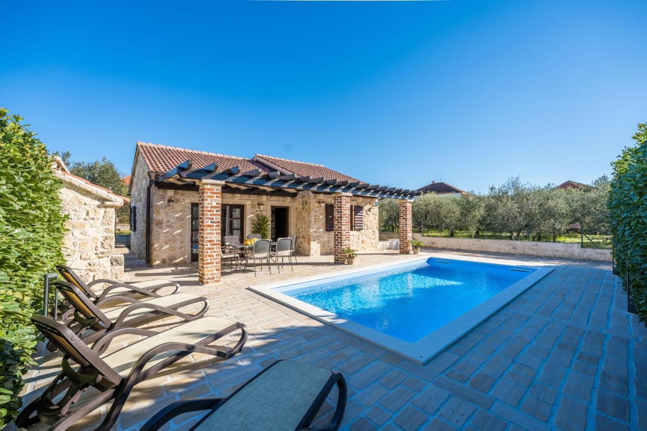 Holiday Home Sandra Sukosan Luaran gambar