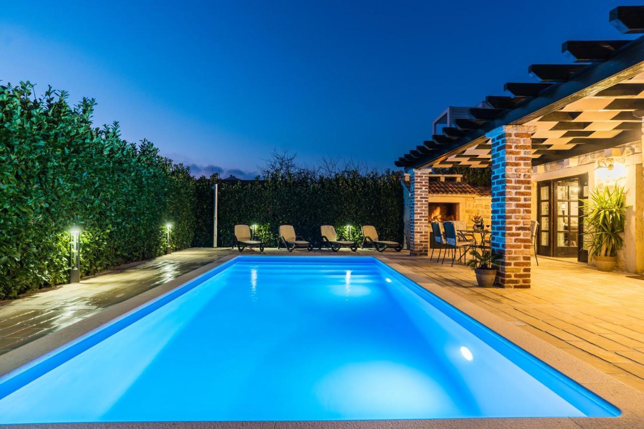 Holiday Home Sandra Sukosan Luaran gambar