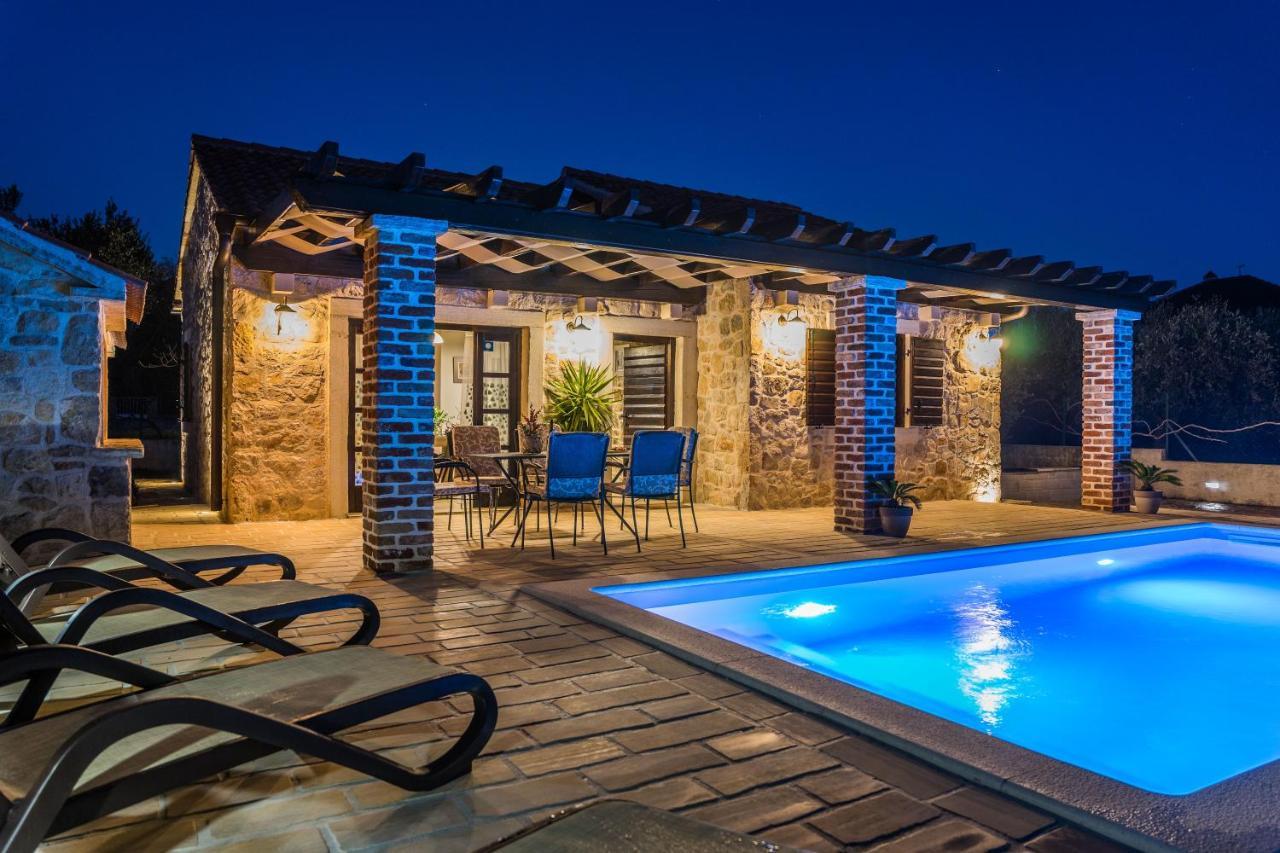 Holiday Home Sandra Sukosan Luaran gambar