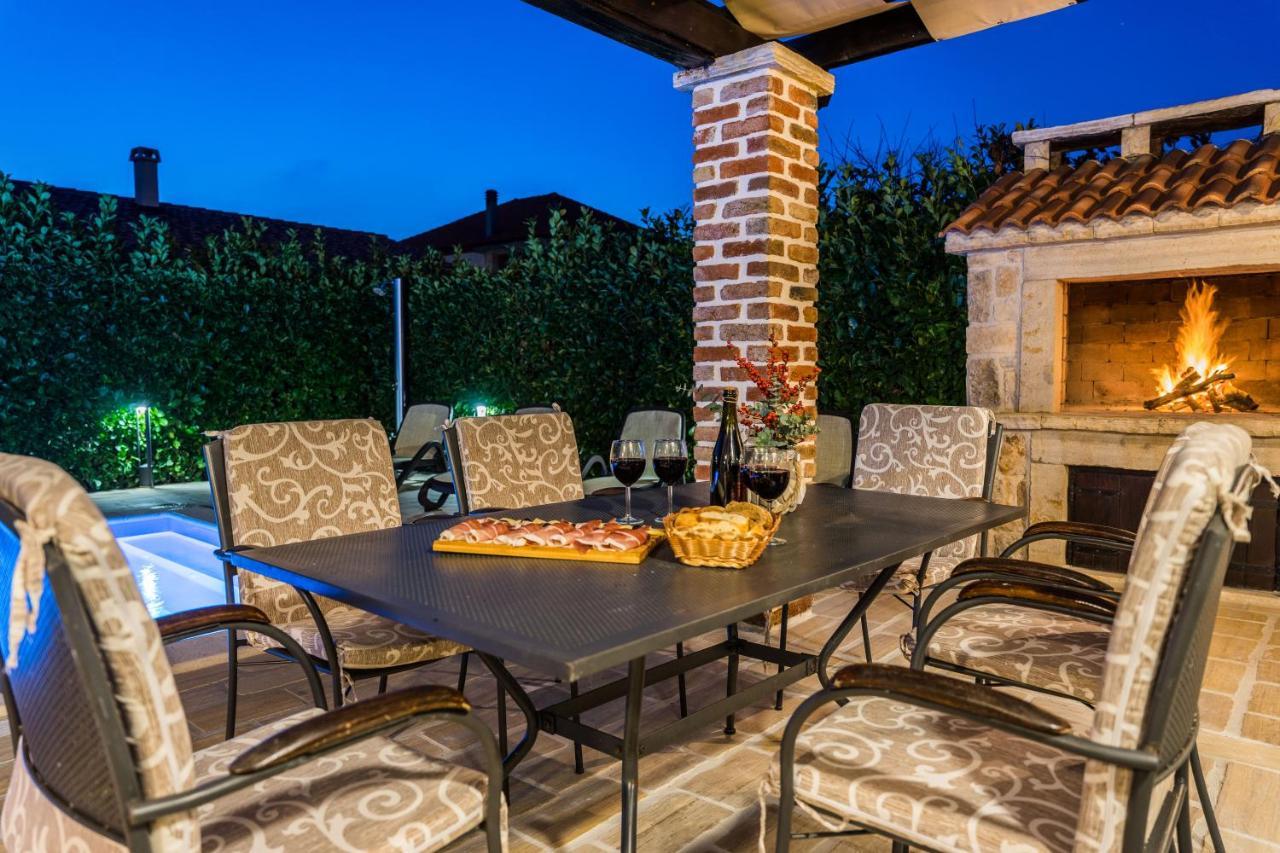 Holiday Home Sandra Sukosan Luaran gambar