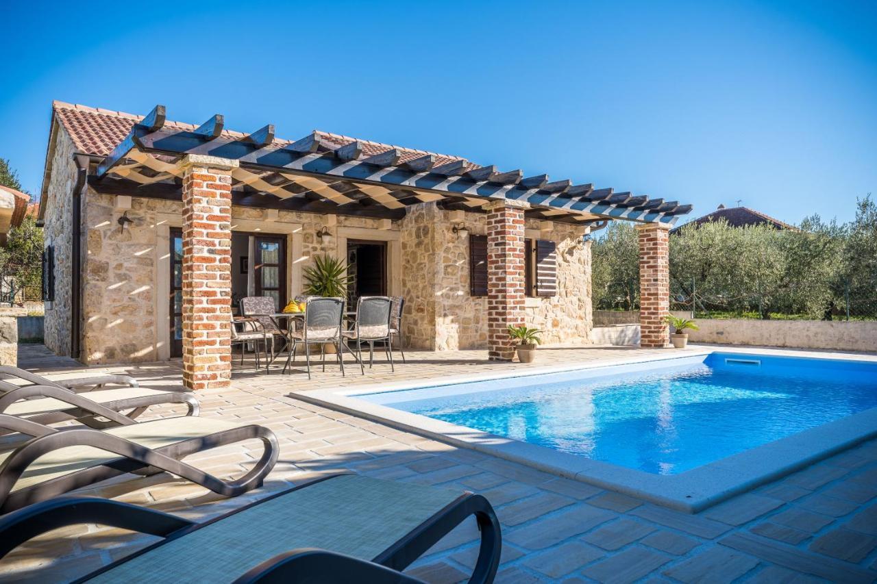 Holiday Home Sandra Sukosan Luaran gambar