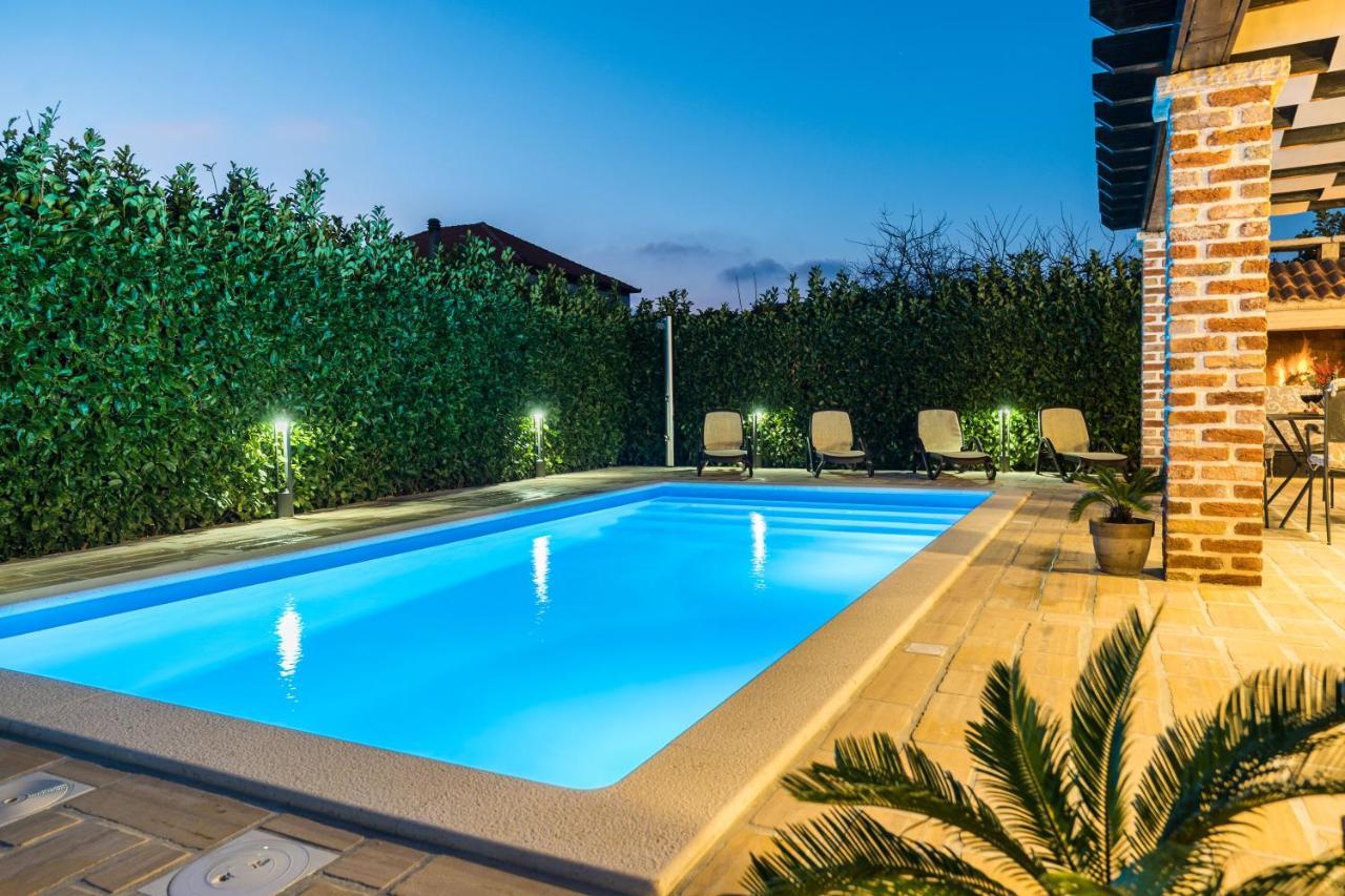 Holiday Home Sandra Sukosan Luaran gambar