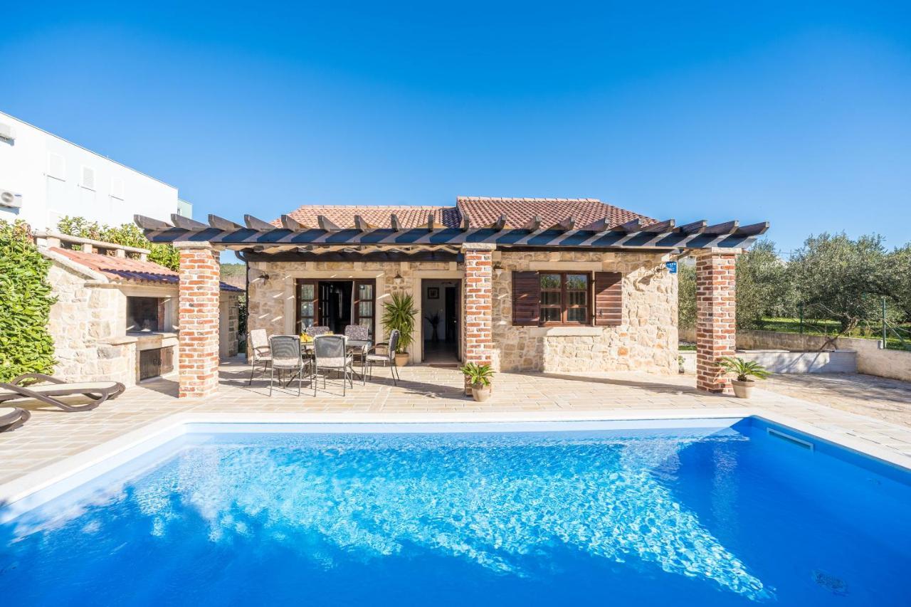 Holiday Home Sandra Sukosan Luaran gambar