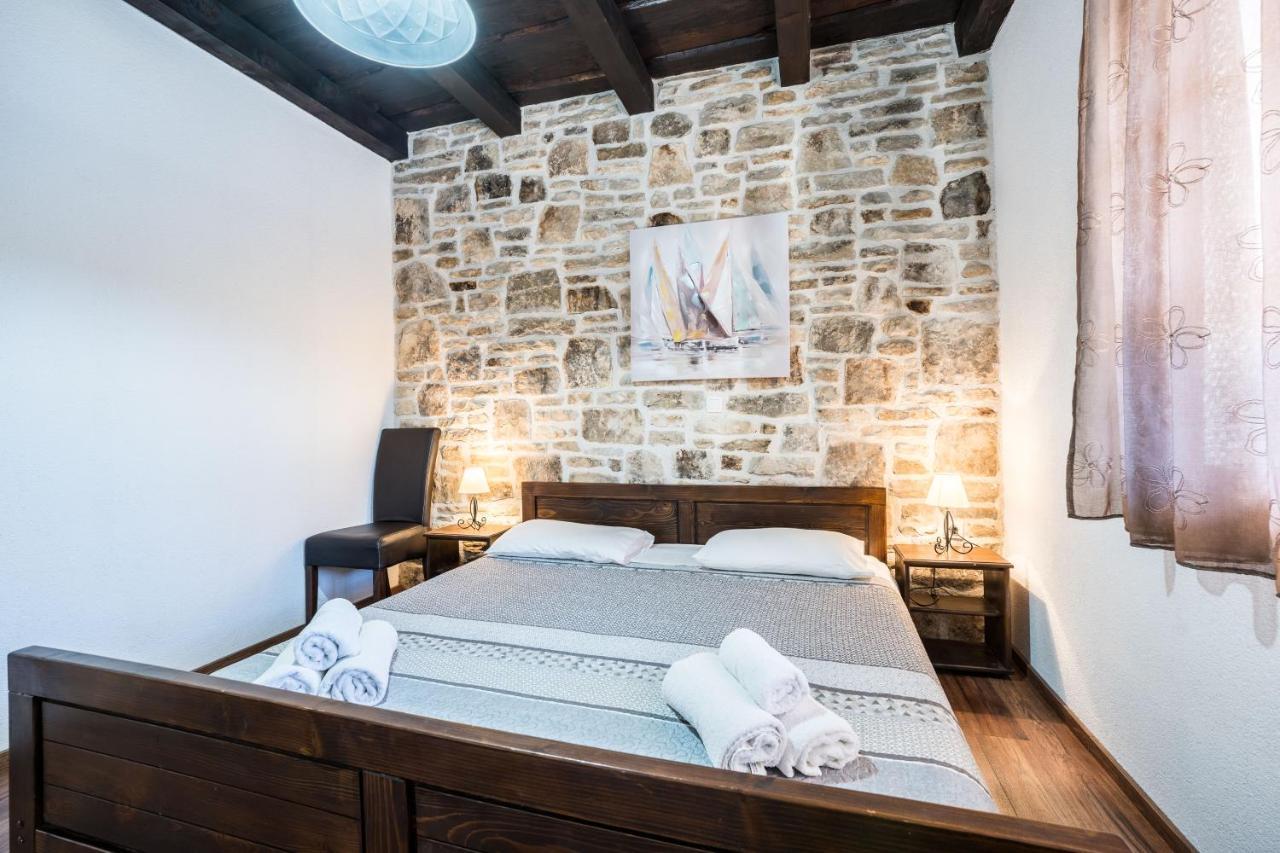 Holiday Home Sandra Sukosan Luaran gambar