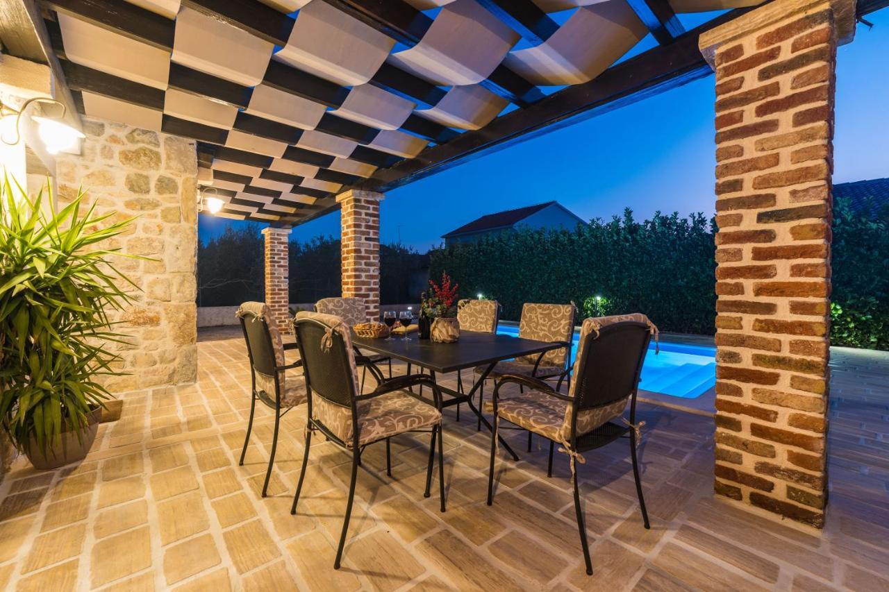 Holiday Home Sandra Sukosan Luaran gambar