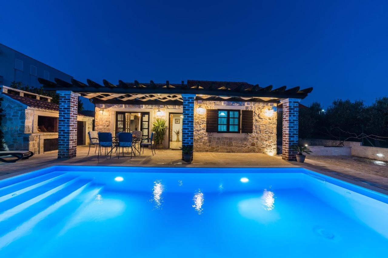 Holiday Home Sandra Sukosan Luaran gambar
