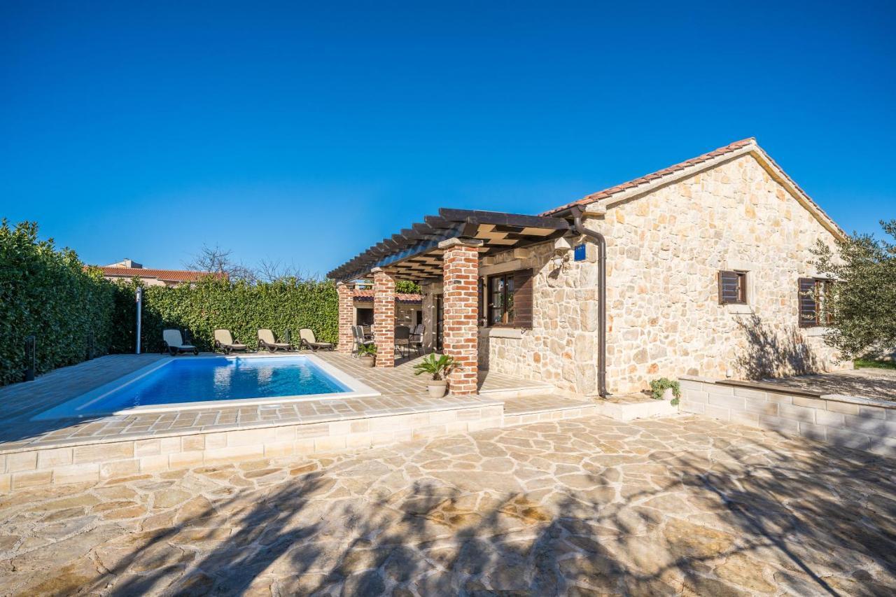 Holiday Home Sandra Sukosan Luaran gambar