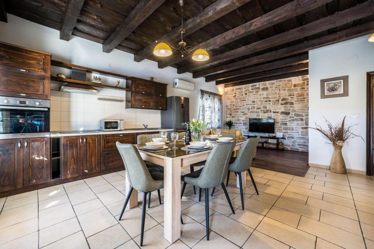 Holiday Home Sandra Sukosan Luaran gambar