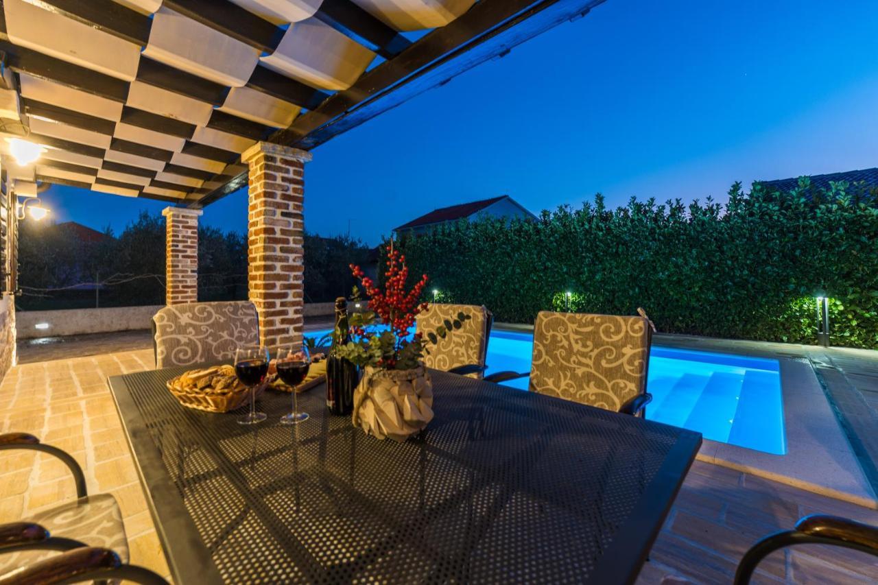 Holiday Home Sandra Sukosan Luaran gambar
