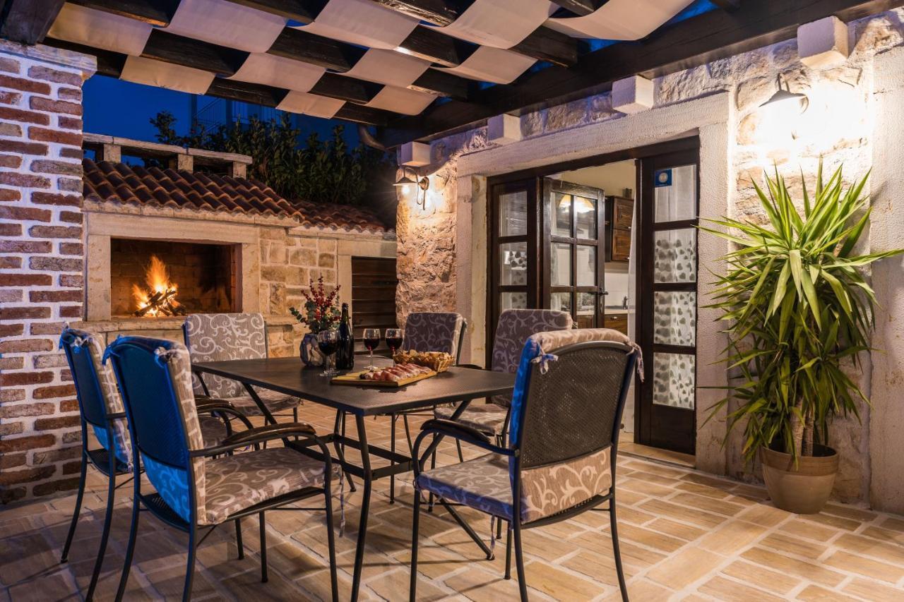 Holiday Home Sandra Sukosan Luaran gambar